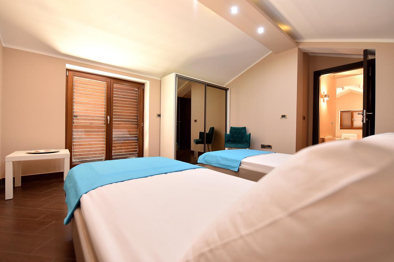 Maniva Penthouse By The Sea Apartment โกตอร์ ภายนอก รูปภาพ